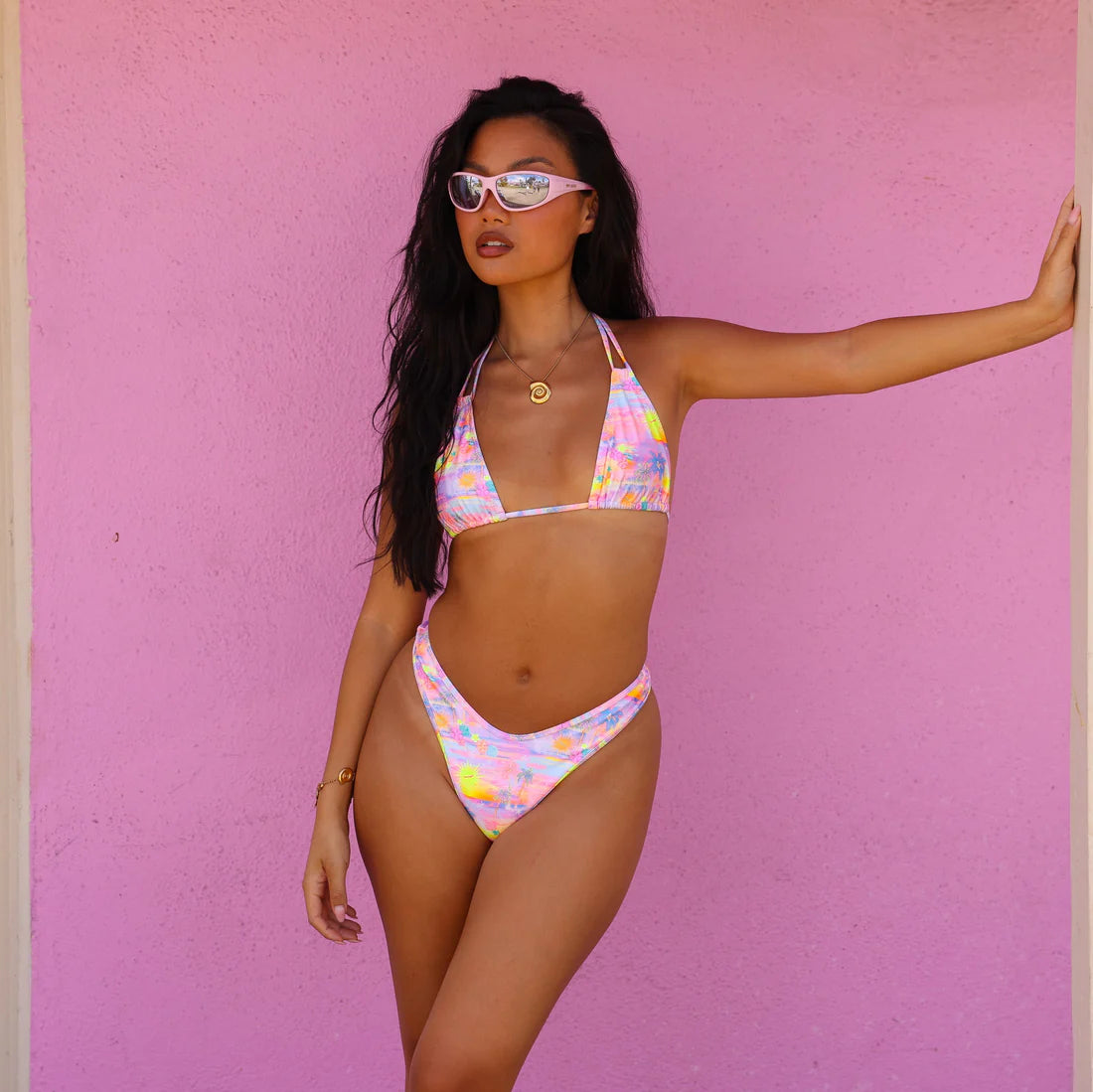 Cueca de biquíni fio dental perna subida - Sunset Universe